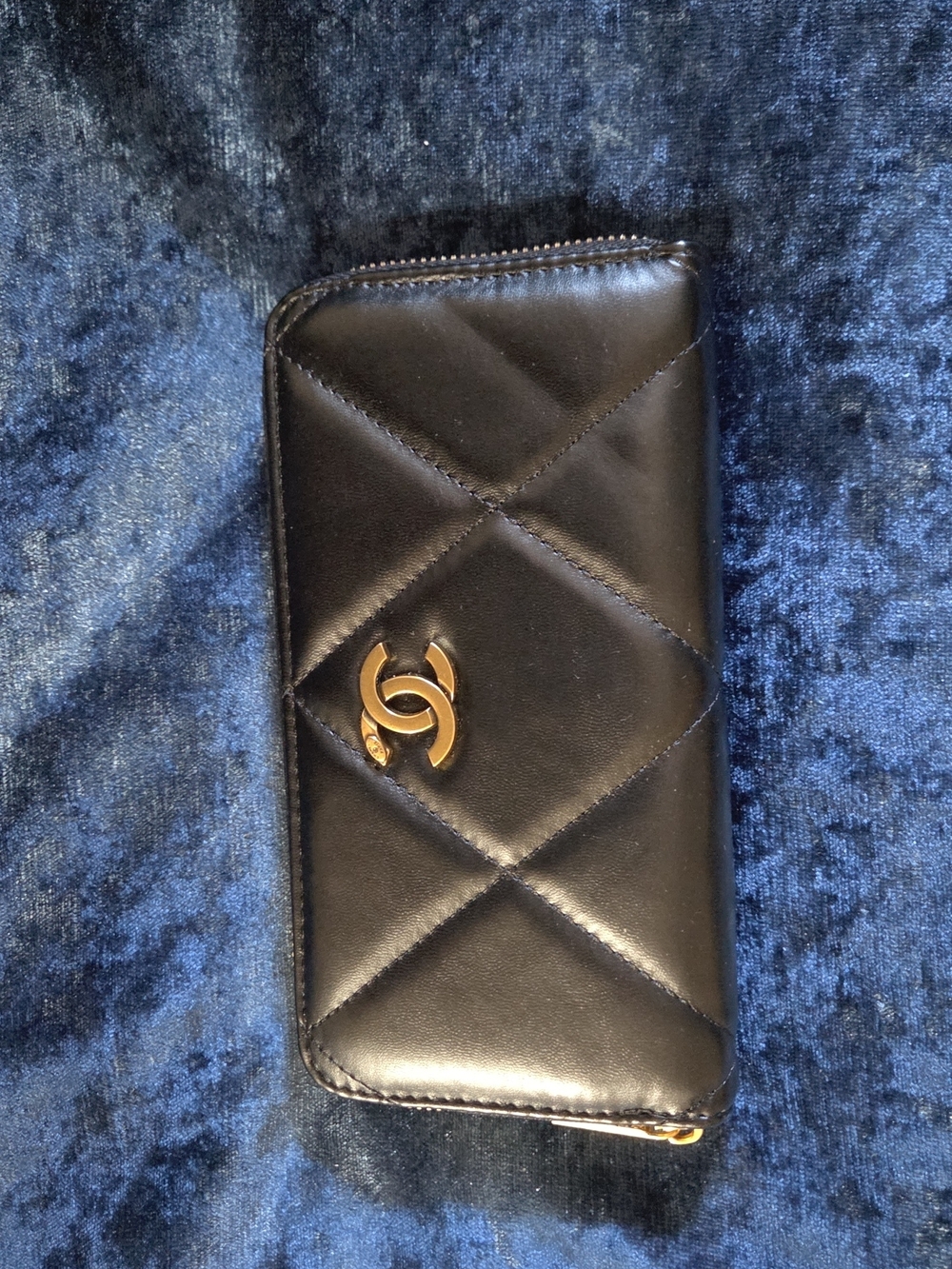 Chanel 19 Long Zip Wallet in Black with Gold Hardware lamb skin Vintage - Picture 6 of 7
